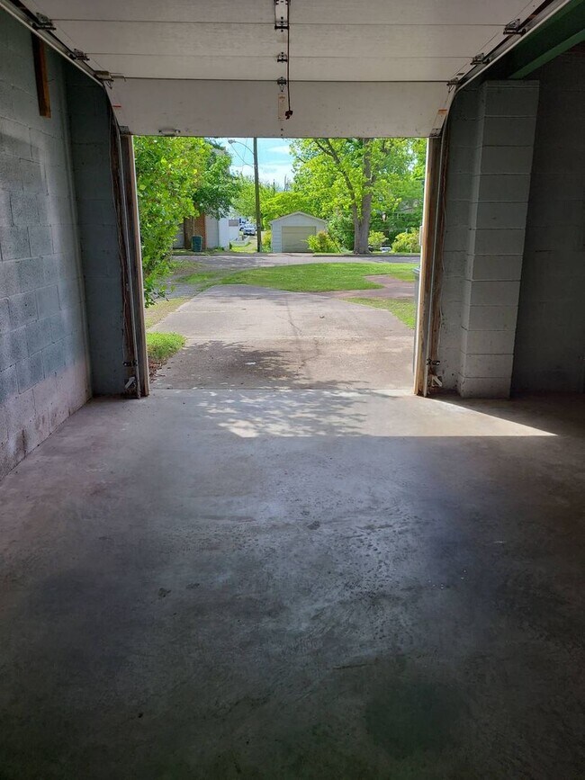 Building Photo - Incredible 5 Bedroom Home with Detached Garage in West Point!