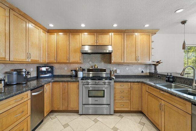 Building Photo - 14625 Flintstone Dr
