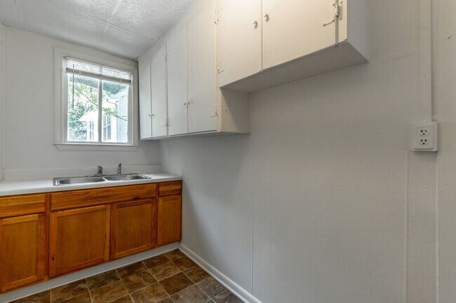 Building Photo - 518 E Manning St