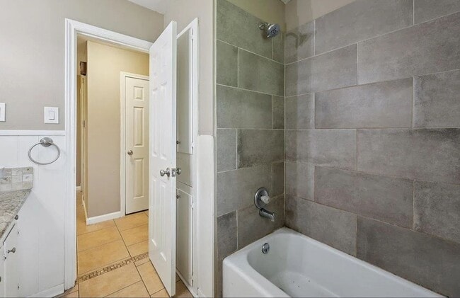 Building Photo - 630 White Oak Dr