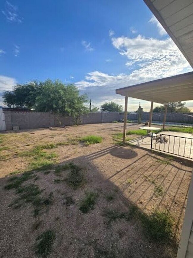 Building Photo - Spacious 4bd/2ba Featuring Central A/C and Large Private Yard