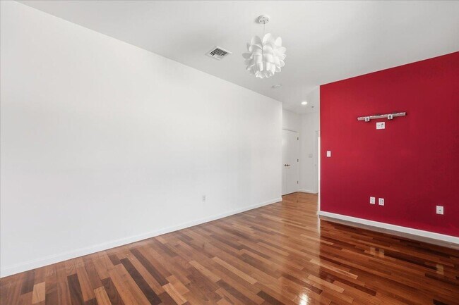 Building Photo - 515 30th St