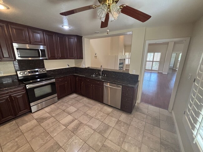 Building Photo - Beautiful 3 bed 2.5 bath townhouse in Spanish Trails!