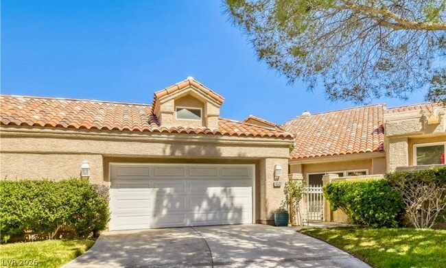 Building Photo - 8243 Round Hills Cir