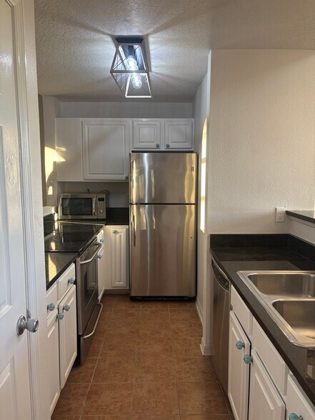 Building Photo - 501 Knights Run Ave