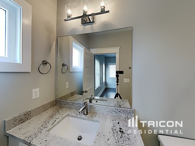 Building Photo - 1236 Hillwood Private Cove