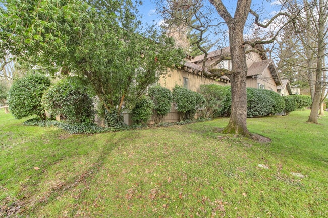 Building Photo - 2220 Boyer Dr