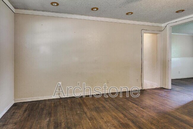 Building Photo - 724 General Senter Dr