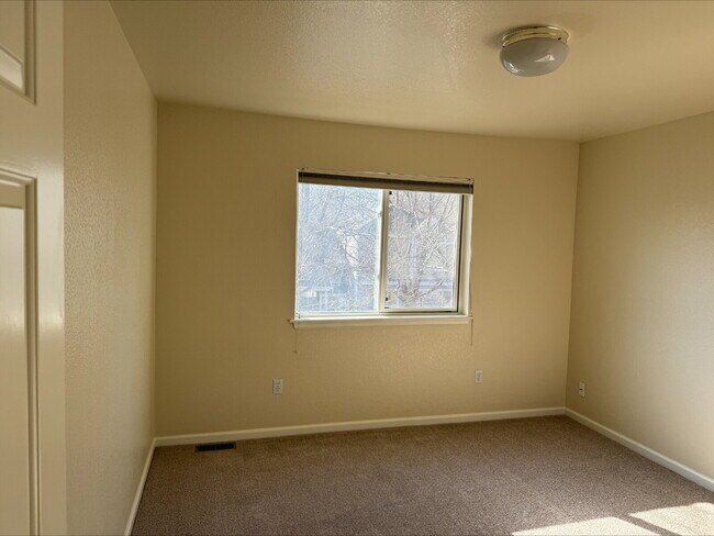 Building Photo - "Spacious 4-Bed, 3-Bath Gem on Franklin Drive – Modern Living in Boulder!"