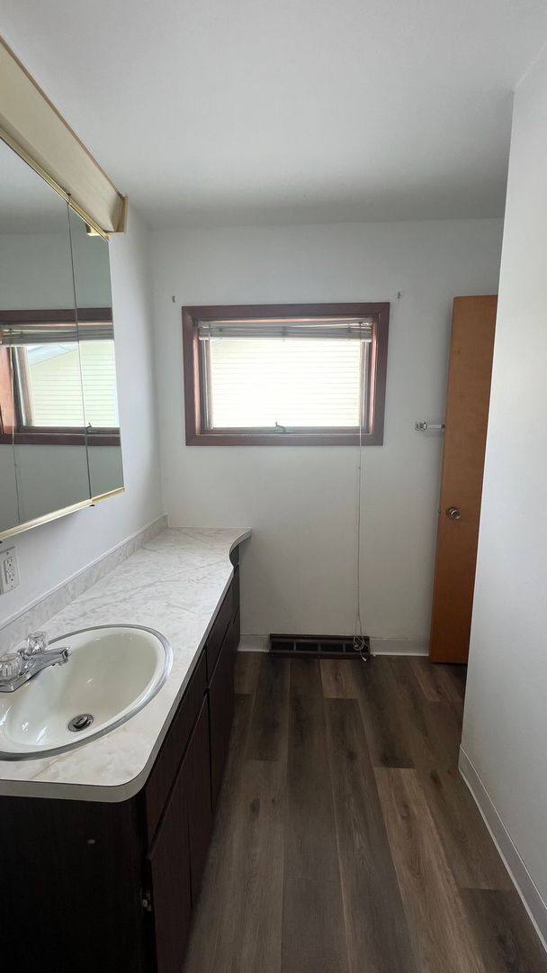 Building Photo - Lovely Spacious House in great location !!