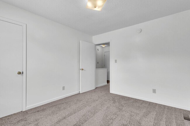 Building Photo - 289 State Line Rd