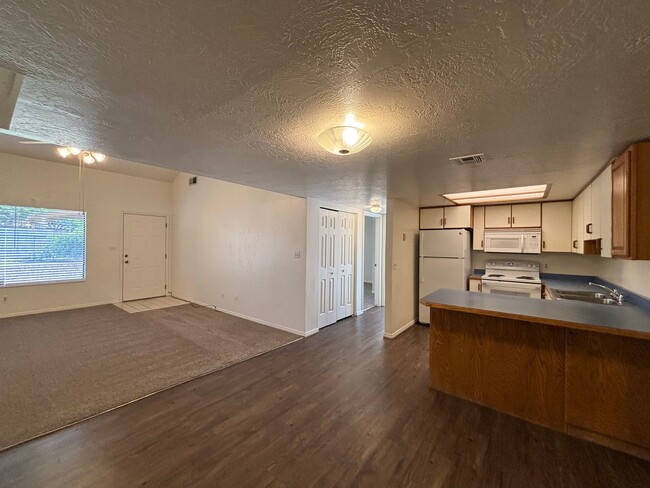 Building Photo - SPACIOUS 3 BEDROOM TOWNHOME FOR RENT IN DO...