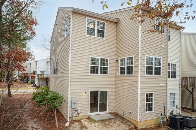 Building Photo - Beautiful Townhouse w/ 1st Floor Bedroom