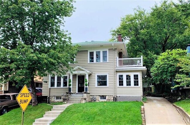 Building Photo - Large bright and clean Brookside home