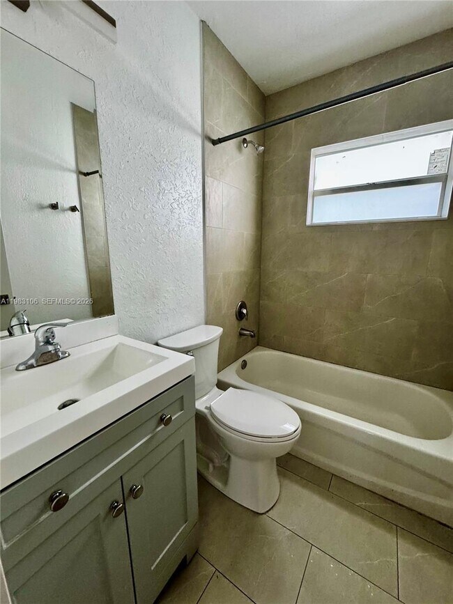 Building Photo - 609 NW 2nd Ave