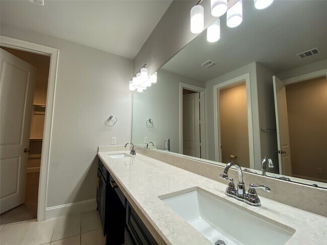 Building Photo - 10011 Serenity Grv Dr