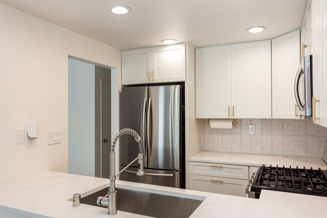 Building Photo - Charming Remodeled Townhome!