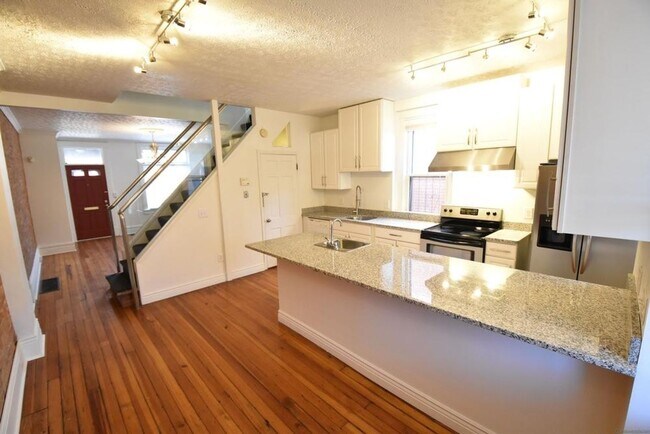 Building Photo - 2 bedroom, 2.5 bathroom brick townhouse