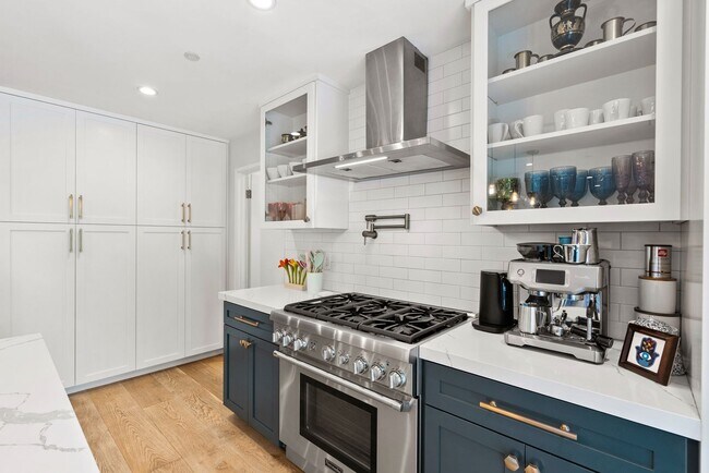 Building Photo - Designer 4BR Retreat with Pool, Indoor-Outdoor Living, and Prime Menlo Park Location
