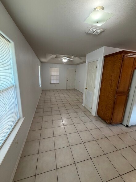 Building Photo - 2104 Paradise Dr