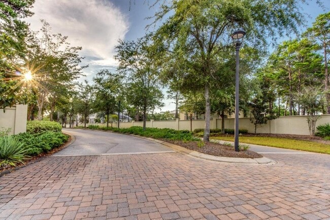 Building Photo - 99 Grande Pointe Cir