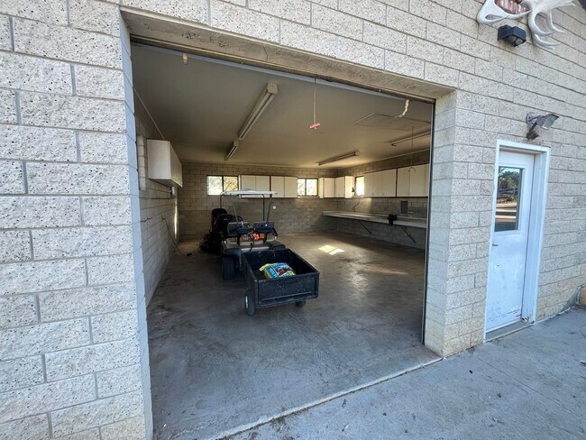 Building Photo - 18655 Oak Ridge Ln