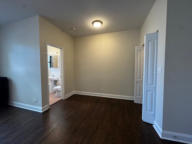 Building Photo - 1344 W Lunt Ave