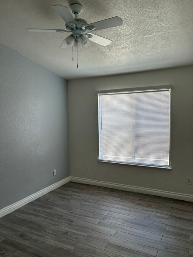 Building Photo - 1 Bedroom Condo with Fireplace, Private Patio, Pool Access & Washer/Dryer Included