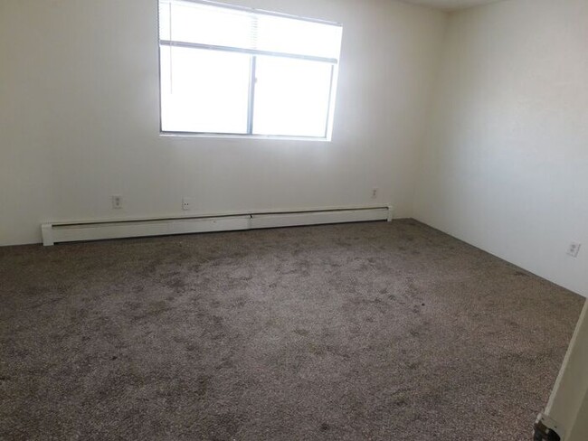 Building Photo - 2 Bed 1 Bath Apartment Centrally Located i...