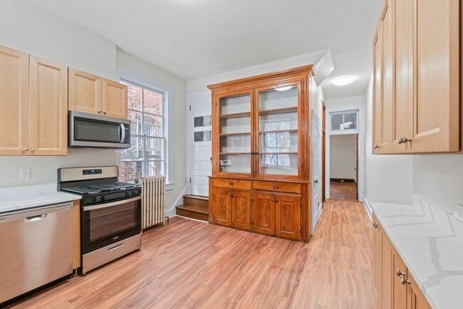 Building Photo - Spacious 6BR/2.5BA in CV AVAILABLE June 2026