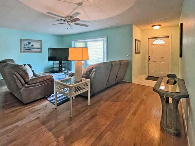 Building Photo - 2227 Pineland Dr