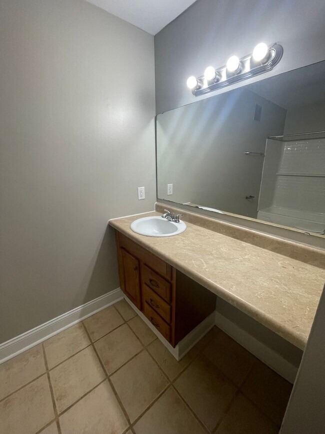 Building Photo - Welcome to this charming 1-bedroom, 1-bathroom Apartment, located in the vibrant city of Charlott...