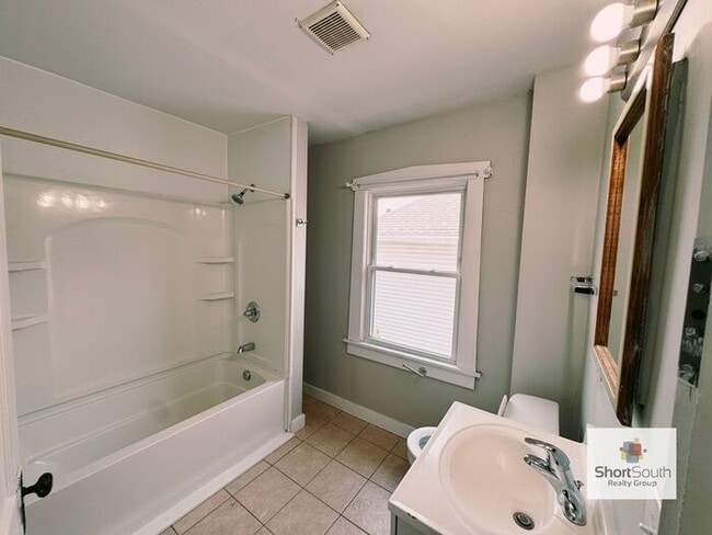 Building Photo - 4 bed 2 bath Single Family Home