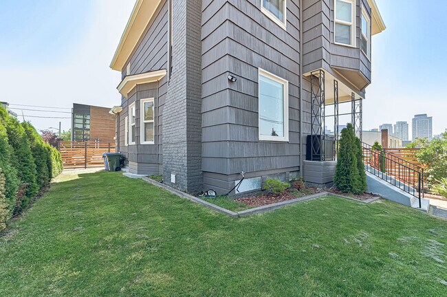 Building Photo - 822 6th Ave N