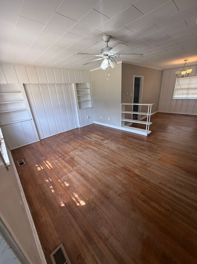 Building Photo - 2/1 in heart of Lubbock!