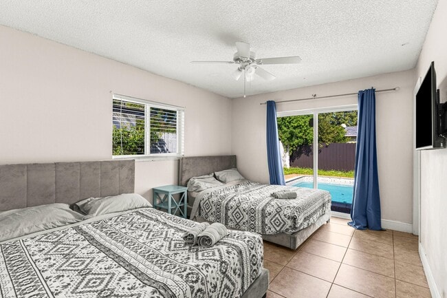 Building Photo - 1121 N 66 Terrace