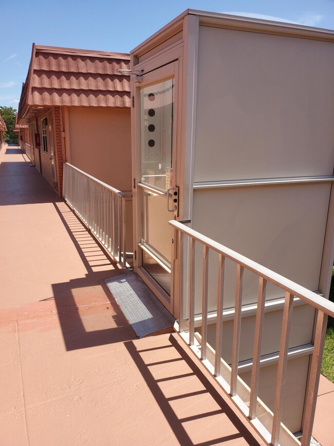 Building Photo - 564 Saxony Dr