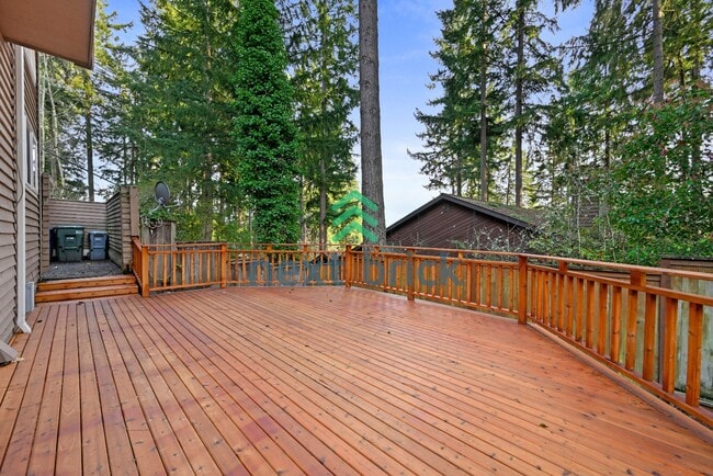 Building Photo - Lake Sammamish View Home with Spacious Decks in Prime Bellevue Location