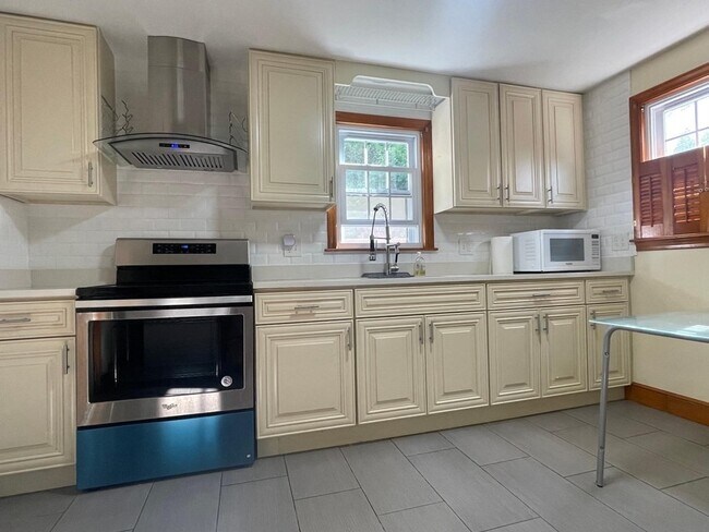 Building Photo - 84 Langley Rd