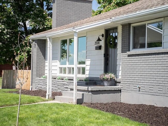 Building Photo - Beautifully updated 5 Bed / 2 Bath Home wi...