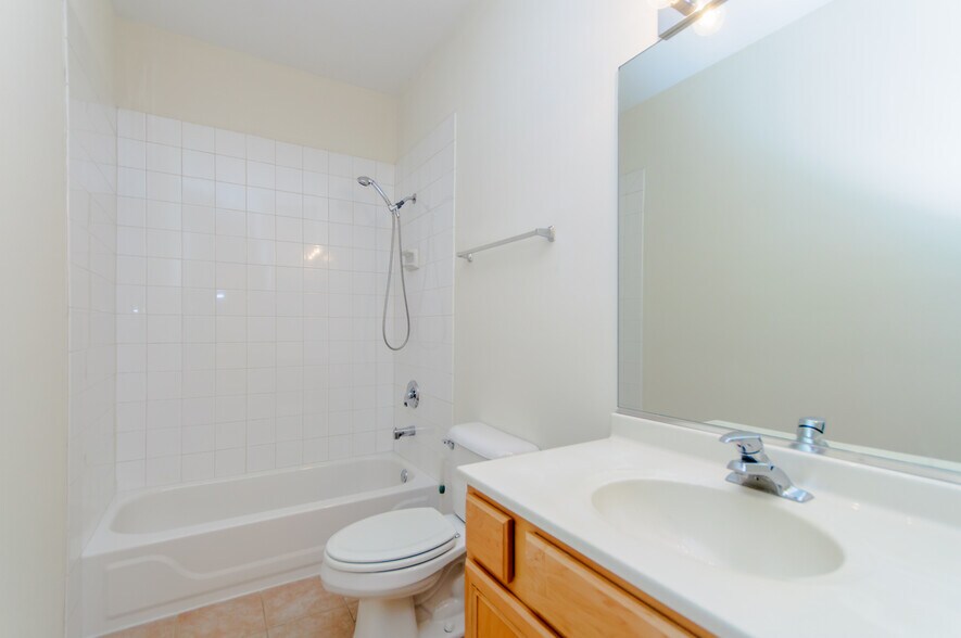 Building Photo - 1344 W Grenshaw St