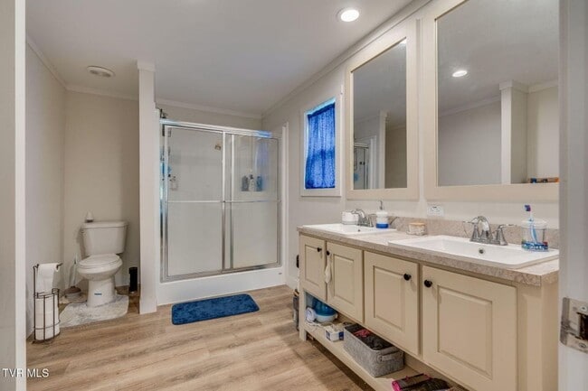 Building Photo - Very nice home located less than 5 minutes...