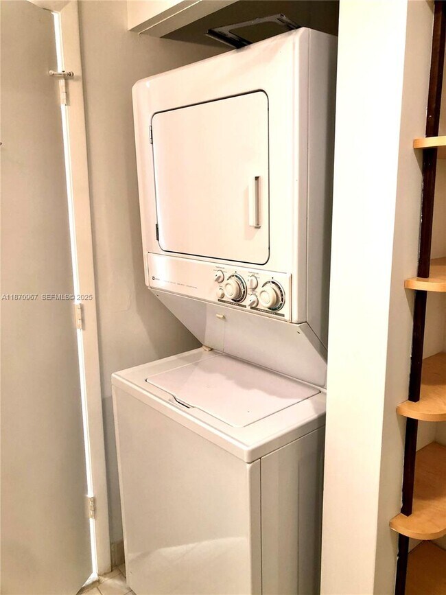 Building Photo - 1000 W Island Blvd