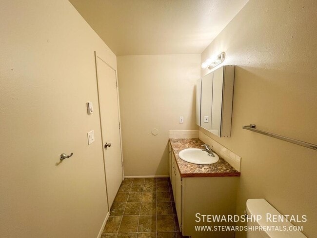 Building Photo - 1429 W Broadway