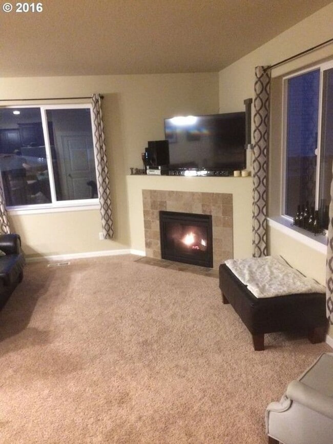 Building Photo - North Plains Single Family Home