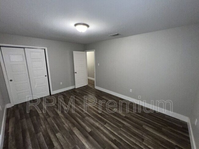 Building Photo - 464 Wilton Dr