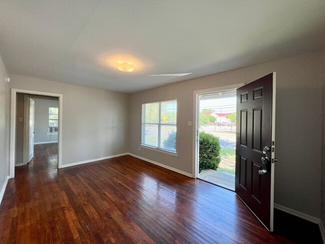 Building Photo - Availably July 12: Charming 3 Bedroom 1 Ba...