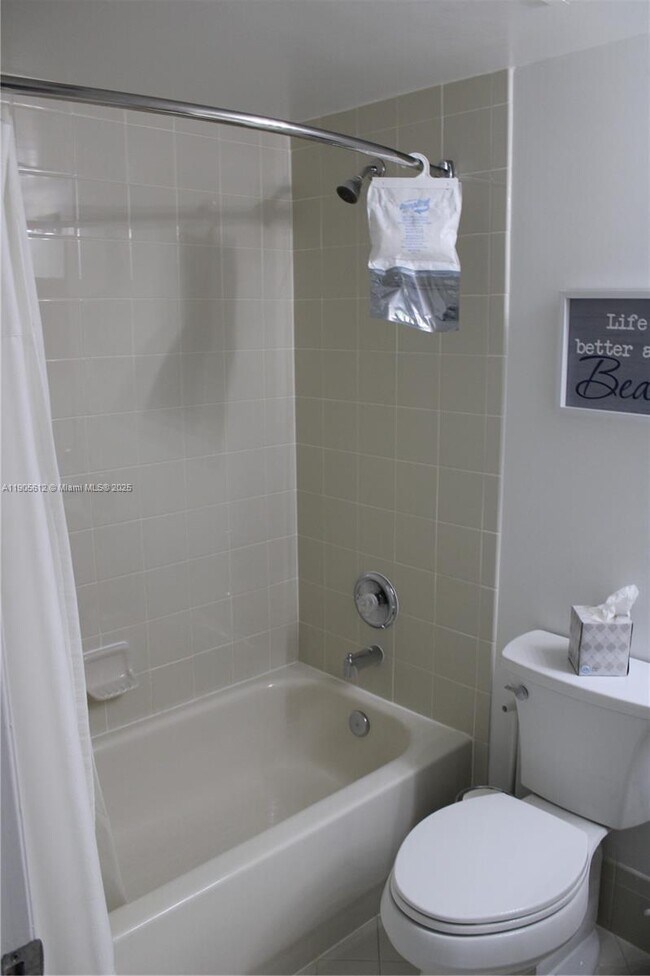 Building Photo - 519 E Sheridan St