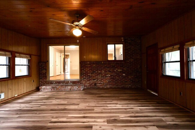 Building Photo - 536 Edgecrest Cir