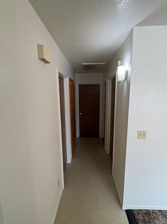 Building Photo - NW Visalia Home with Alley Access Rent Ready!